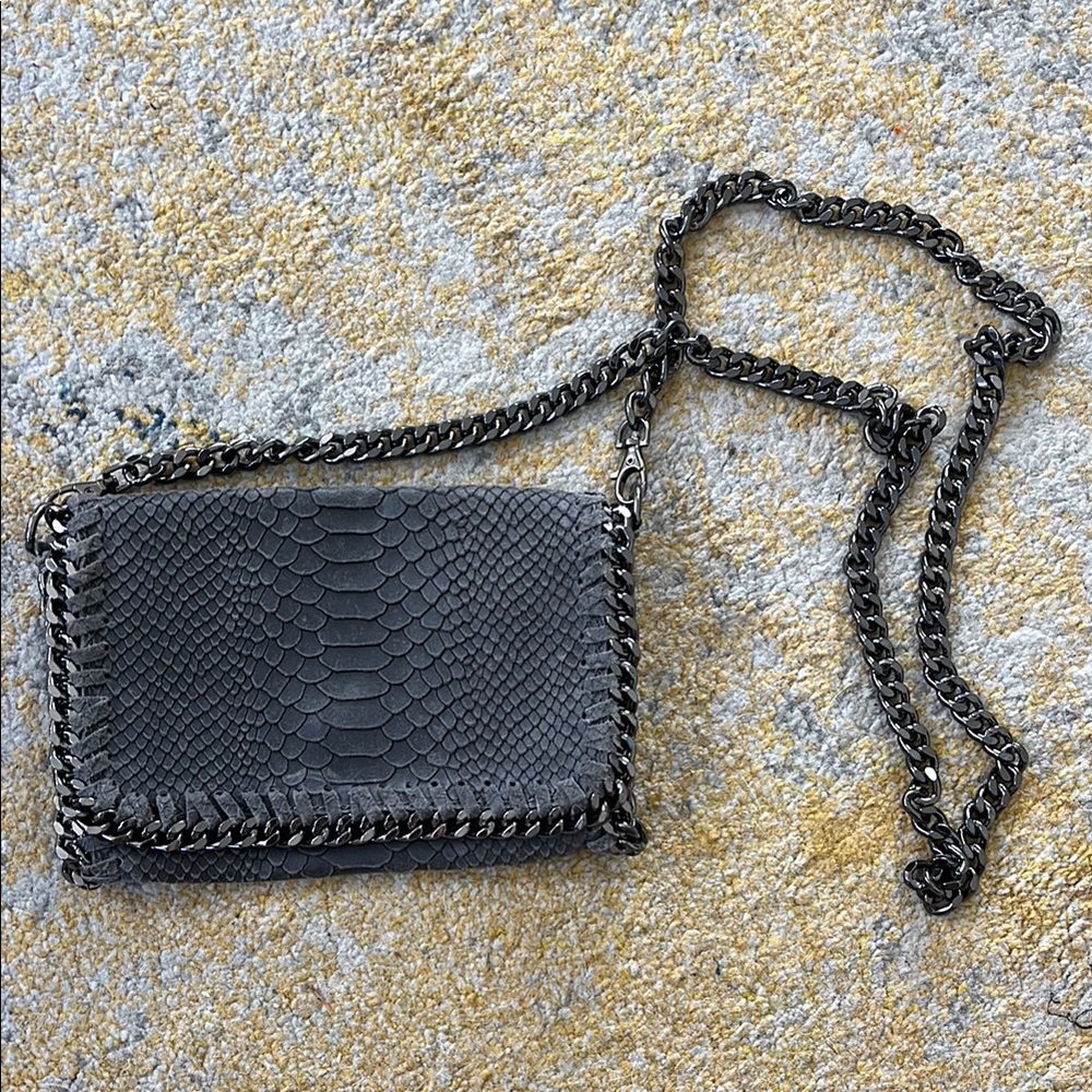 Sophisticated Black Crossbody Bag with Chain Strap